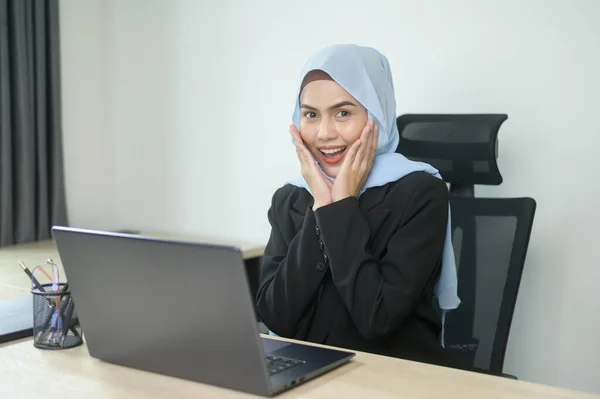 Young Muslim Business Woman Working Laptop Documents Modern Office — 图库照片