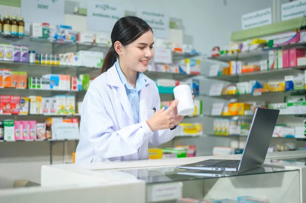 Жіночий Фармацевт Консультування Клієнта Допомогою Відеодзвінка Сучасному Аптечному Магазині — стокове фото
