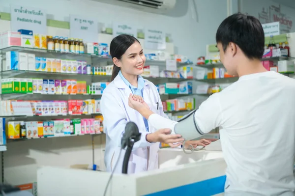 Female Pharmacist Counseling Customer Drugs Usage Modern Pharmacy Drugstore — Stockfoto