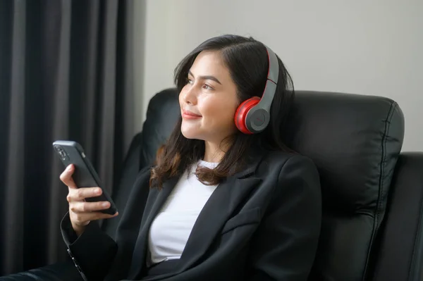 Young Relaxing Business Woman Using Smartphone Listening Music Modern Office — Fotografia de Stock