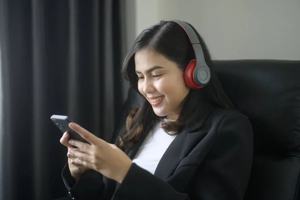 Young Relaxing Business Woman Using Smartphone Listening Music Modern Office — Fotografia de Stock