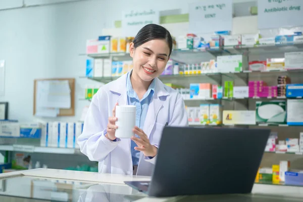 Female Pharmacist Counseling Customer Video Call Modern Pharmacy Drugstore — Foto Stock