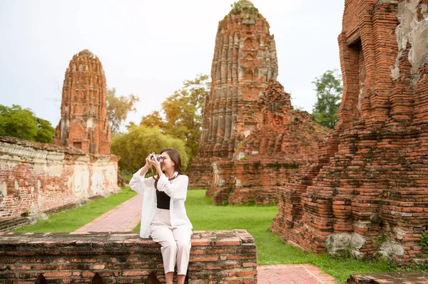 Young Beautiful Woman Traveling Taking Photo Thai Historical Park Holidays — Foto Stock