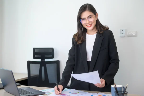 Young Beautiful Business Woman Working Laptop Documents Modern Office — 图库照片