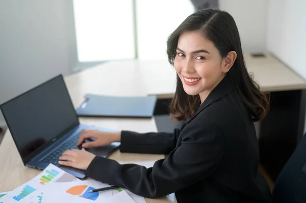 Young Beautiful Business Woman Working Laptop Documents Modern Office — 图库照片