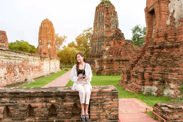 Young Beautiful Woman Traveling Taking Photo Thai Historical Park Holidays — Foto Stock