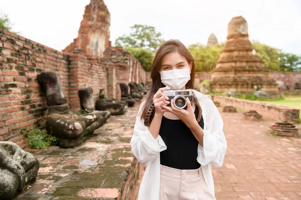 Young Beautiful Woman Wearing Protective Mask Traveling Taking Photo Thai — Stock Fotó