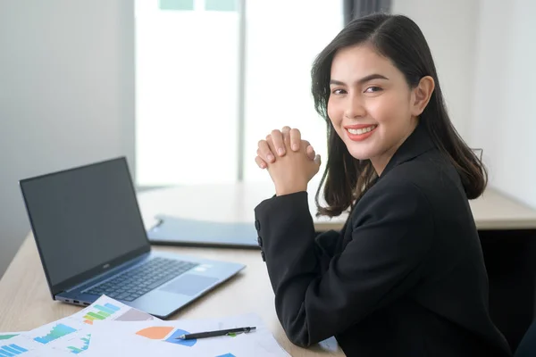 Young Beautiful Business Woman Working Laptop Documents Modern Office — Fotografia de Stock