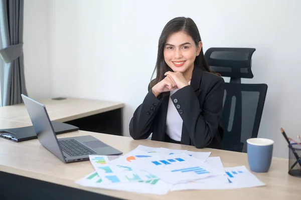 Young Beautiful Business Woman Working Laptop Documents Modern Office — 图库照片