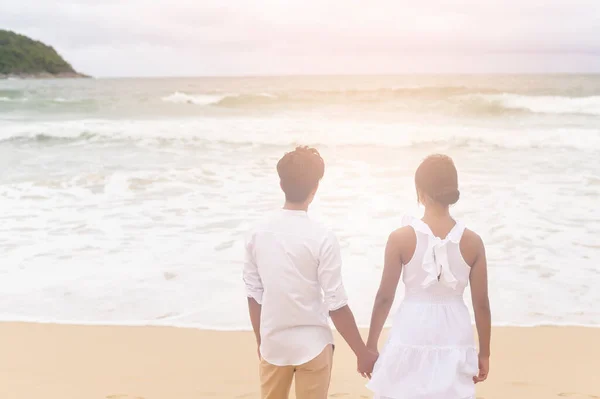 Happy Young Couple Wearing White Dress Beach Holidays Travel Romantic — Fotografia de Stock