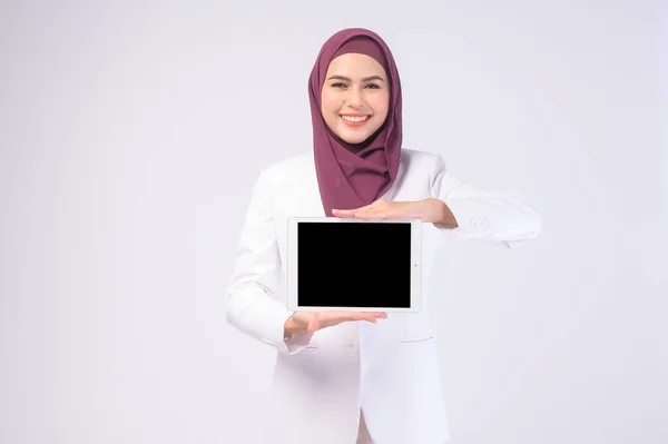 Beautiful Muslim Business Woman Wearing White Suit Hijab Holding Tablet —  Fotos de Stock