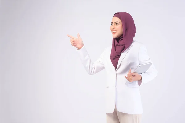 Krásná Muslimská Obchodní Žena Bílém Obleku Hidžáb Držení Tablet Studiu — Stock fotografie