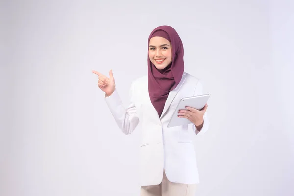 Eine Schöne Muslimische Geschäftsfrau Weißen Anzug Mit Hijab Tablette Studio — Stockfoto