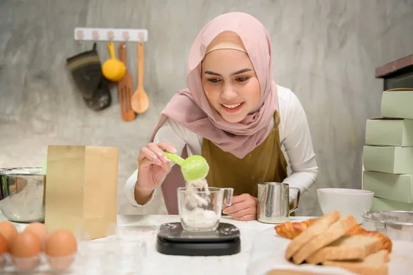 Young Beautiful Muslim Woman Baking Her Kitchen Bakery Coffee Shop — Stockfoto