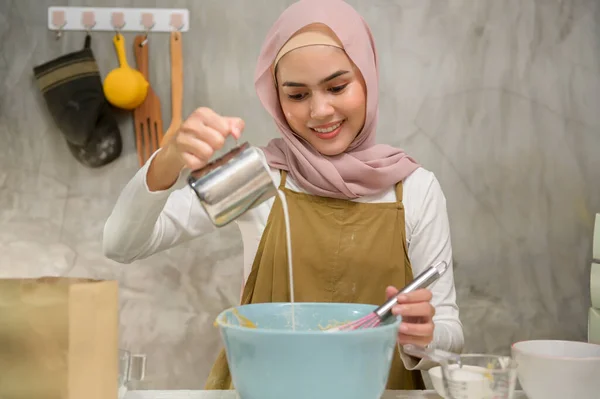Young Beautiful Muslim Woman Baking Her Kitchen Bakery Coffee Shop — Fotografia de Stock