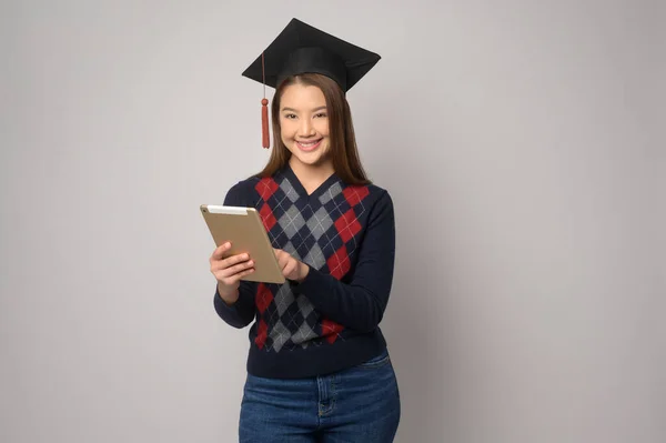 Young Smiling Woman Holding Graduation Hat Education University Concept — Fotografia de Stock