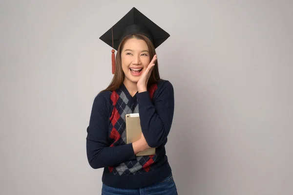 Μια Νεαρή Χαμογελαστή Γυναίκα Που Κατέχει Καπέλο Αποφοίτησης Την Εκπαίδευση — Φωτογραφία Αρχείου