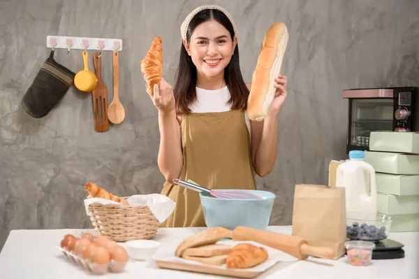 Young Beautiful Woman Baking Her Kitchen Bakery Coffee Shop Business — стоковое фото