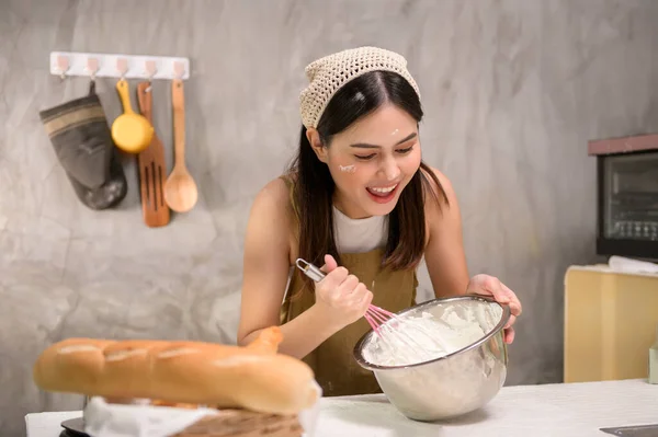 Een Jonge Mooie Vrouw Bakken Haar Keuken Bakkerij Coffeeshop Bedrijf — Stockfoto