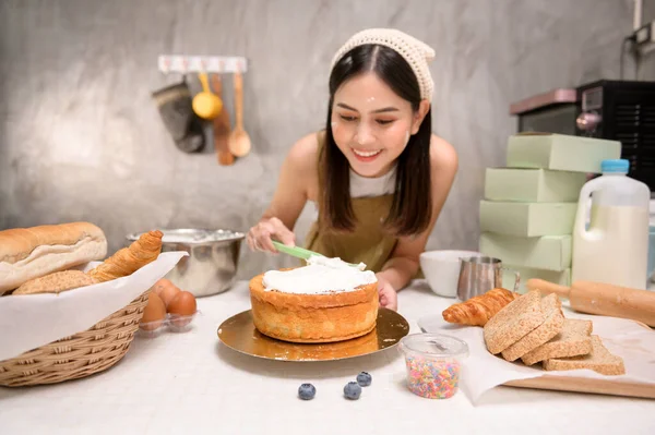 Een Jonge Mooie Vrouw Bakken Haar Keuken Bakkerij Coffeeshop Bedrijf — Stockfoto