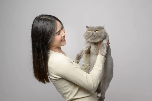 Молода Жінка Тримає Милого Кота Граючи Кішкою Студії Білому Тлі — стокове фото