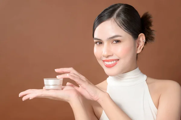 Young Woman Beautiful Face Holding Cream Using Cream Her Face — Photo