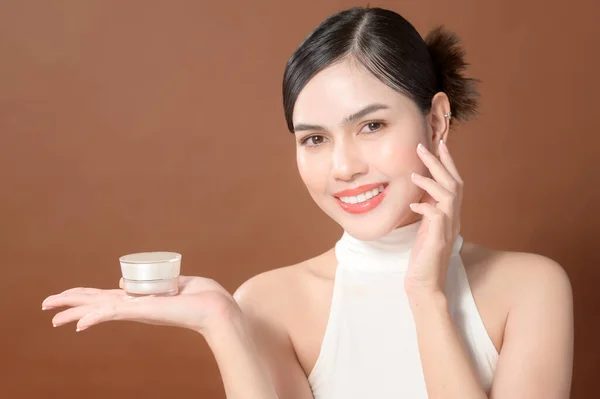 Young Woman Beautiful Face Holding Cream Using Cream Her Face — Photo
