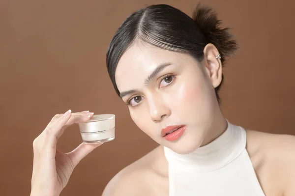 Una Joven Con Una Cara Hermosa Está Sosteniendo Crema Usando — Foto de Stock
