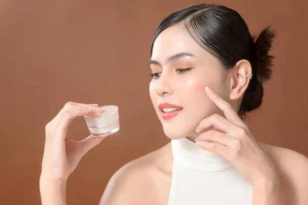 Young Woman Beautiful Face Holding Cream Using Cream Her Face — Foto de Stock