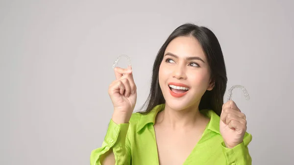 Una Joven Sonriente Sosteniendo Frenillos Invisalign Estudio Salud Dental Concepto — Foto de Stock