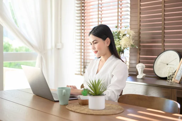 Young Beautiful Businesswoman Using Laptop Business Work Home Concept — Φωτογραφία Αρχείου