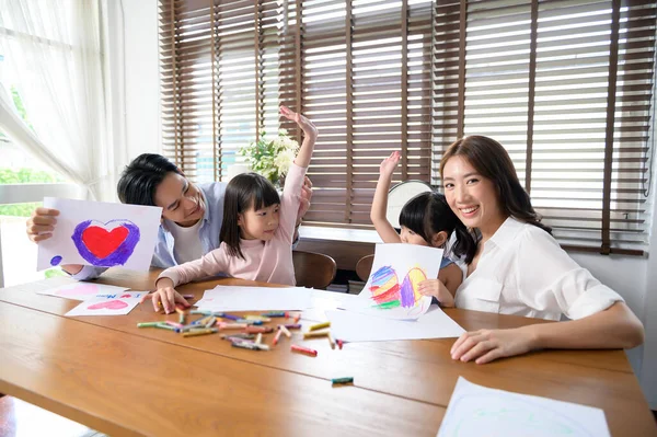 Azjatycka Rodzina Dziećmi Rysowanie Malowanie Stole Pokoju Zabaw Domu Gra — Zdjęcie stockowe