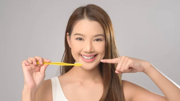 Young Smiling Woman Holding Toothbrush White Background Studio Dental Healthcare — Φωτογραφία Αρχείου