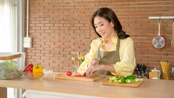 Een Jonge Lachende Aziatische Vrouw Draagt Een Schort Keuken Koken — Stockfoto