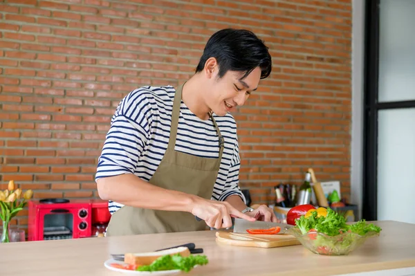 Een Jonge Lachende Aziatische Man Draagt Een Schort Keuken Koken — Stockfoto