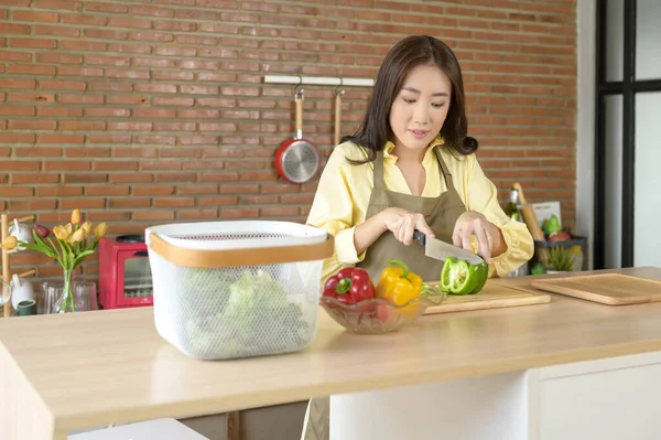 Een Jonge Lachende Aziatische Vrouw Draagt Een Schort Keuken Koken — Stockfoto