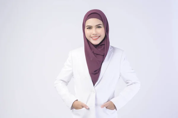Stüdyoda Tesettüre Beyaz Takım Elbiseli Güzel Bir Müslüman Kadın — Stok fotoğraf