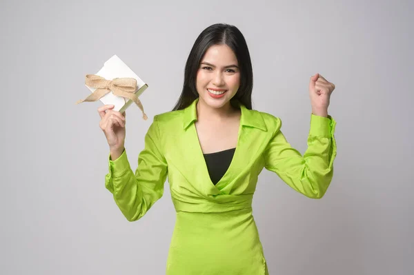 Una Bella Donna Possesso Scatola Regalo Sfondo Bianco Studio — Foto Stock