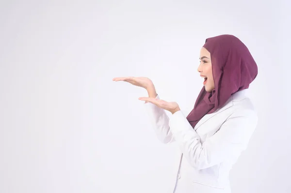 一个漂亮的穆斯林女商人穿着白色西服 头戴头巾在工作室里 — 图库照片
