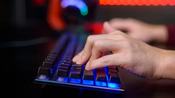 Close Mão Humana Está Jogando Computador Jogo Online Casa — Fotografia de Stock
