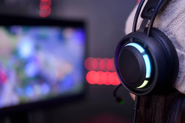 Una Joven Profesional Streamer Gamer Con Auriculares Jugando Videojuegos Línea — Foto de Stock