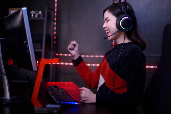 Uma Jovem Mulher Profissional Streamer Gamer Com Fone Ouvido Jogar — Fotografia de Stock