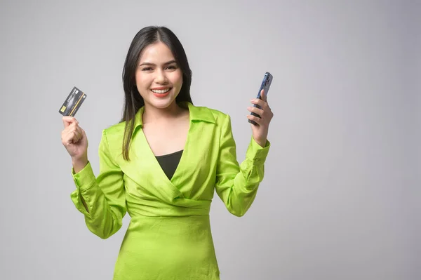 Een Mooie Vrouw Met Een Creditcard Smartphone Witte Achtergrond Studio — Stockfoto