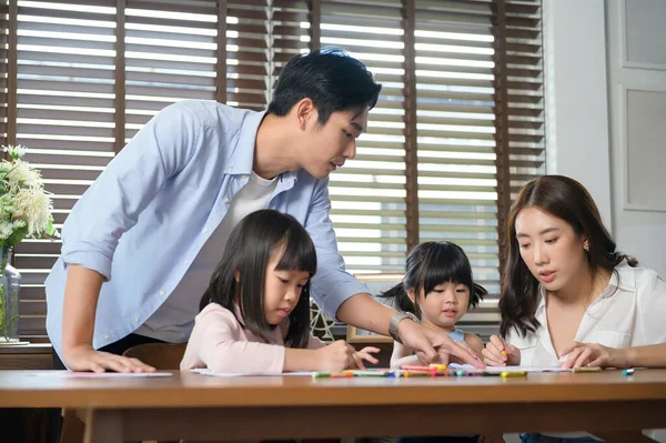 Una Familia Asiática Con Niños Dibujo Pintura Mesa Sala Juegos — Foto de Stock