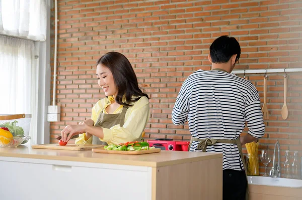 Een Jong Glimlachend Aziatisch Echtpaar Draagt Een Schort Keuken Koken — Stockfoto