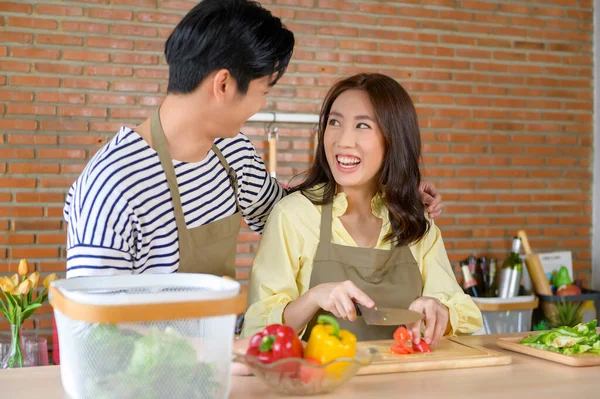 Ein Junges Lächelndes Asiatisches Paar Trägt Eine Schürze Der Küche — Stockfoto