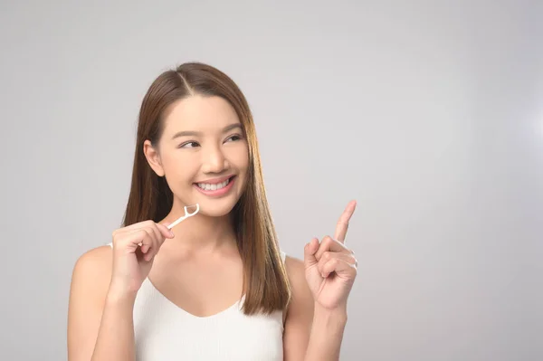 Young Smiling Woman Holding Dental Floss White Background Studio Dental — Φωτογραφία Αρχείου