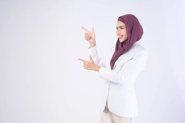 Красивая Мусульманка Белом Костюме Хиджабом Студии — стоковое фото