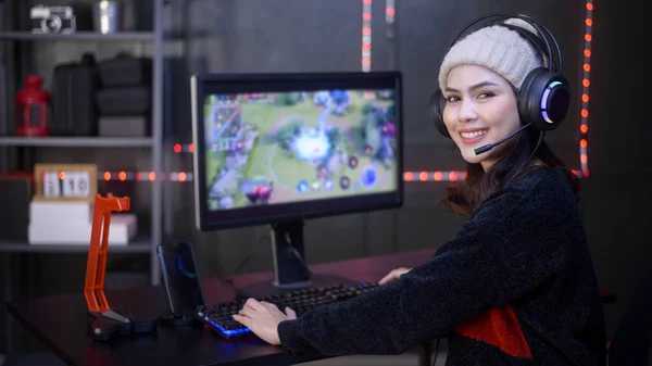 Uma Jovem Mulher Profissional Streamer Gamer Com Fone Ouvido Jogar — Fotografia de Stock