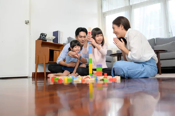 Una Familia Asiática Con Niños Jugando Construyendo Torre Bloques Juguete — Foto de Stock